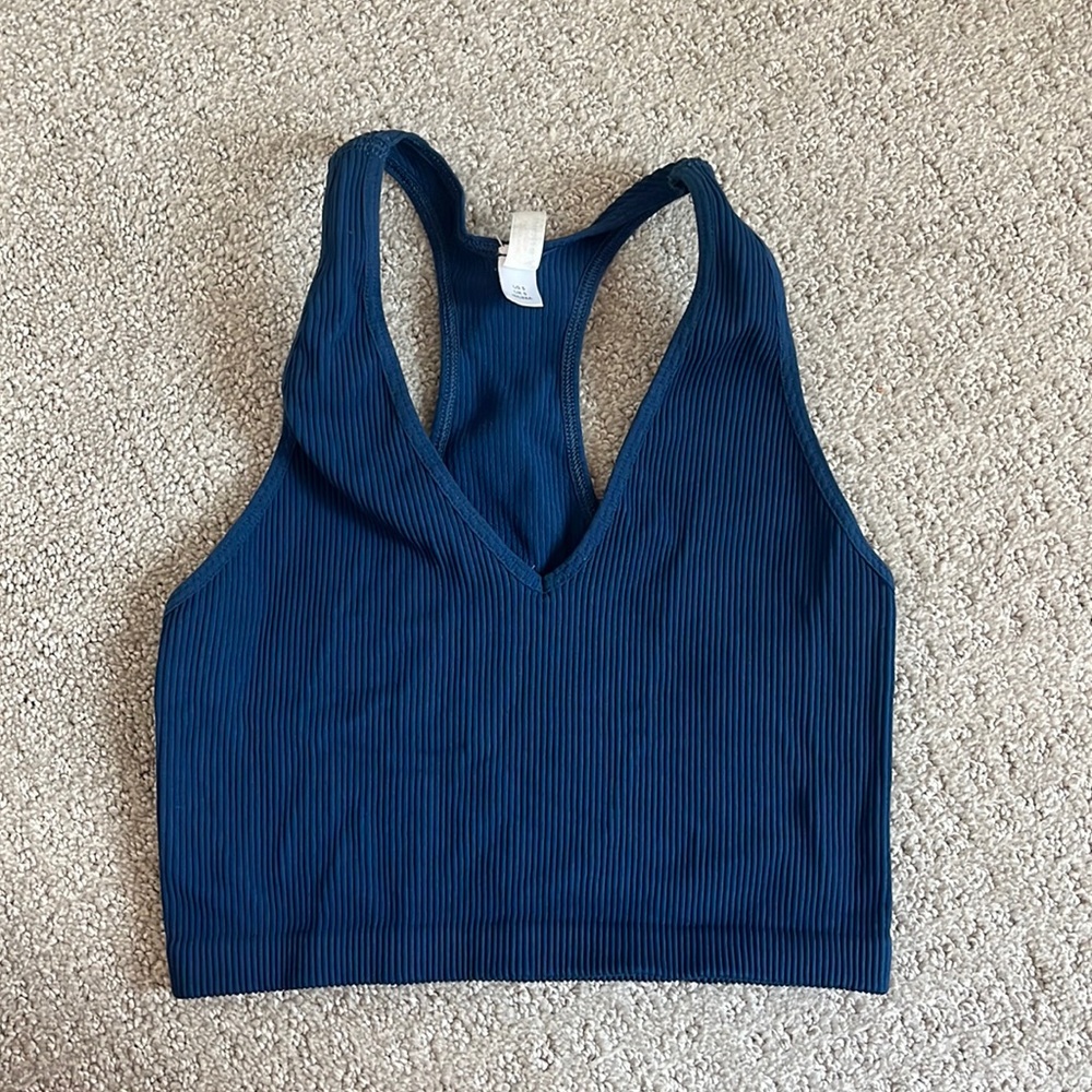 FREE PEOPLE MOVEMENT CROPPED TANK TOP. SIZE: S/P. DARK BLUE.